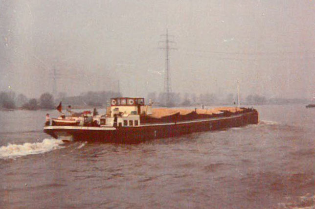 Das Bild zeigt M/S" Börgermoor" von meinem Vater auf dem Rhein überholend auf "Feindfahrt". mit der M W M-TRH 348-SU 750 PS bei 375 U/min.